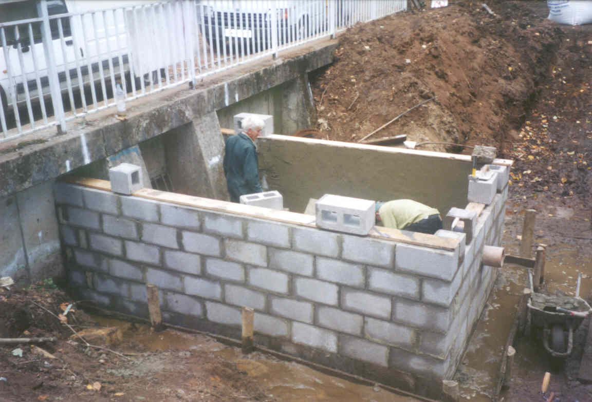 Building weir chamber, October 2003